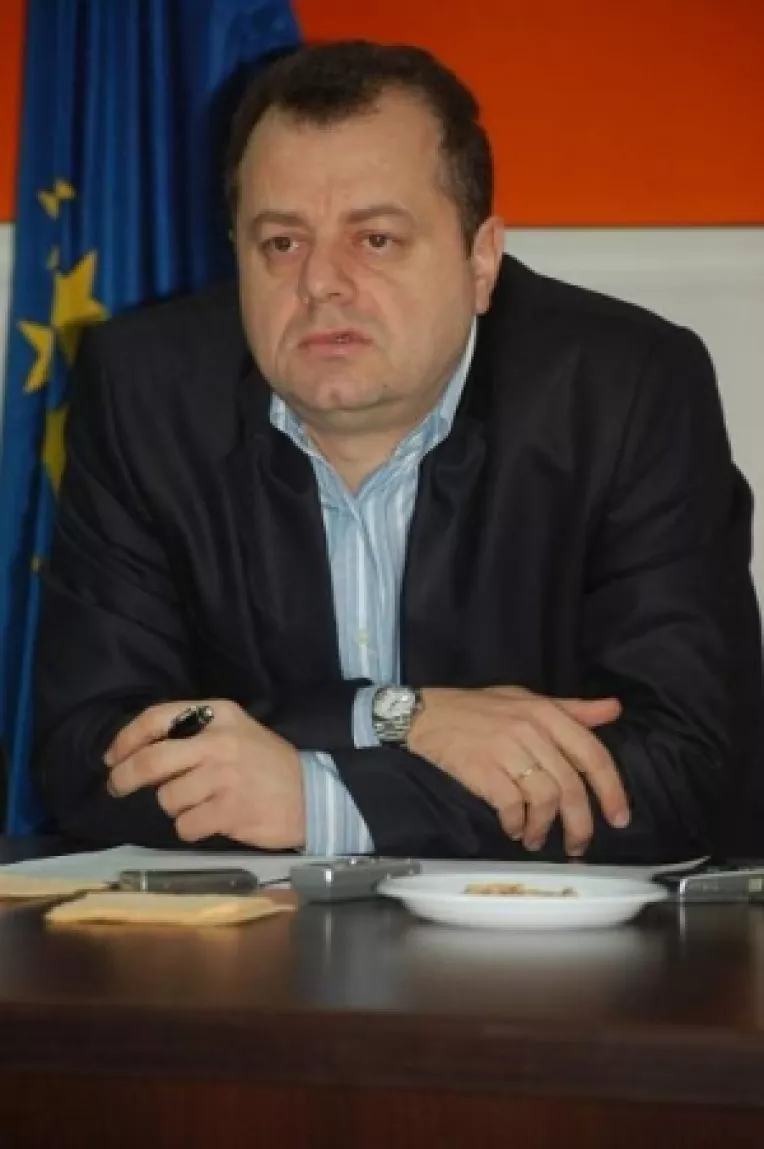 Banias, nemultumit de alcatuirea listei de candidati:
"L-am retras pe Manole de pe lista pentru ca nu era pe loc eligibil"