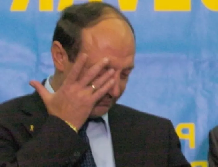 Basescu are din nou vocea tremuranda