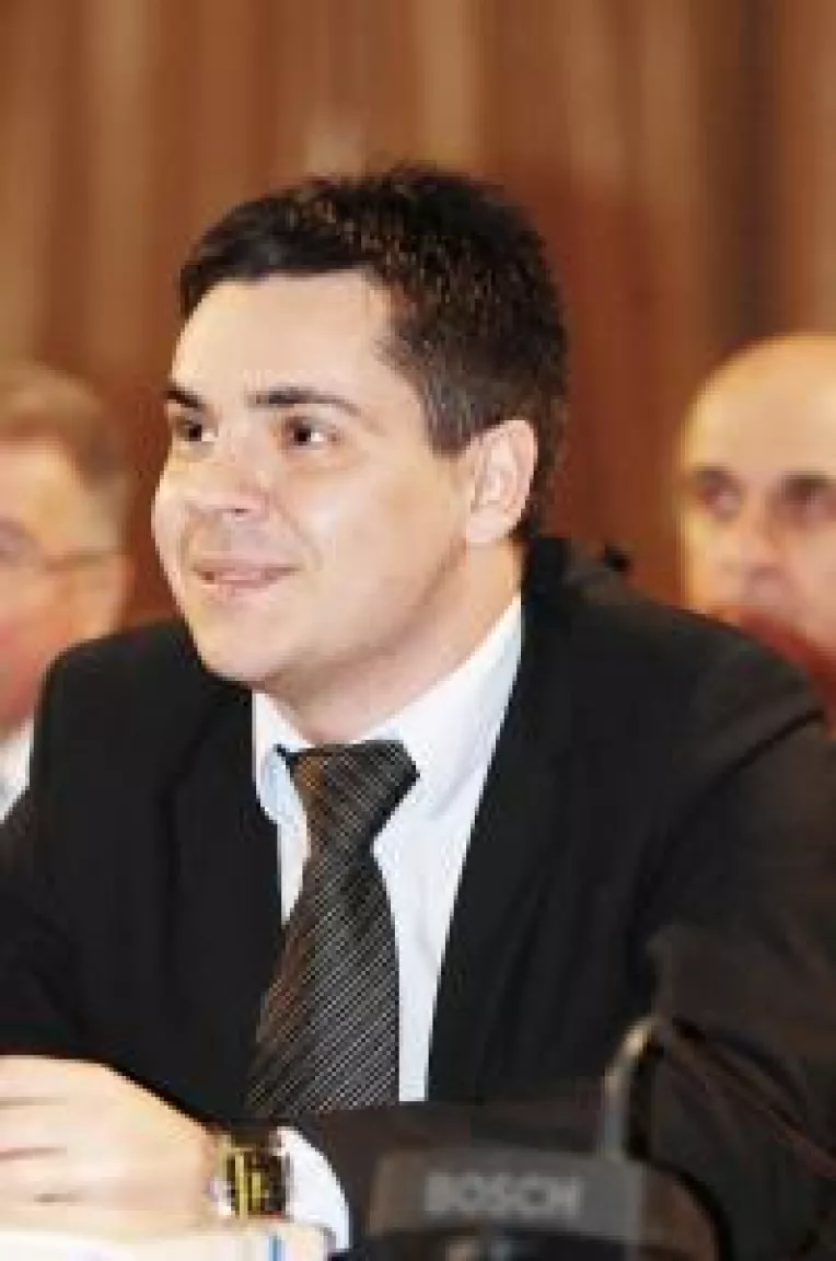 Consilierul Tudor, incompatibil