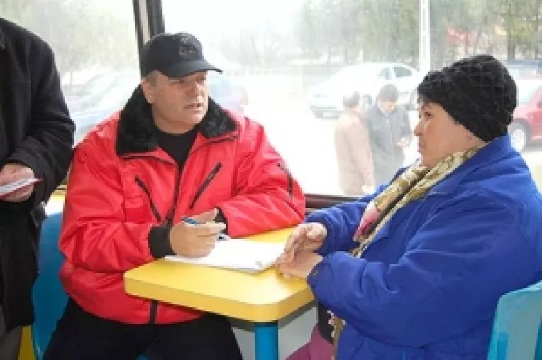 Direct la poarta cetatenilor. Senatorul Moga si-a tras cabinet parlamentar mobil