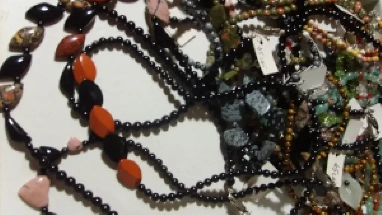 Emil Spiac: "Pandante din malachite fibros si coliere din cuart tip Herkimer!"