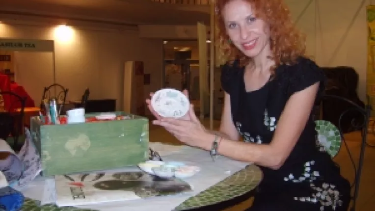 Hajnalka Stefan de la Ch‘artist: "Oricine vrea sa-si personalizeze un obiect din ceramica poate veni la atelierul nostru!"