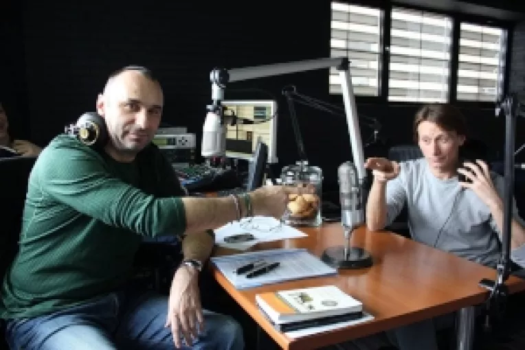 La Smart FM se dau gratis carti de poezie si bilete la teatru si concerte!