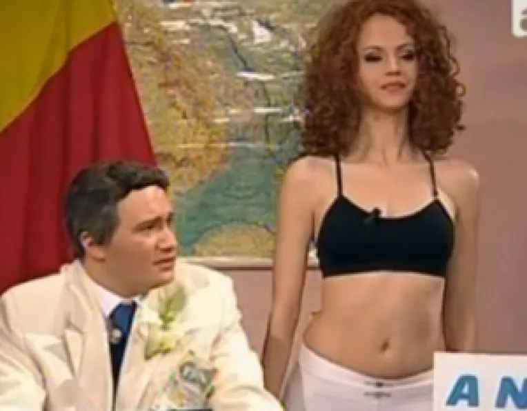 Mihai Bendeac parodiaza cununia civila a omului de televiziune Mircea Badea cu topmodela Carmen Bruma