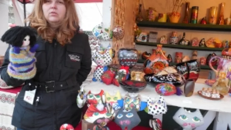 Nicoleta Simona Vaduva: "Papusi marionete si pisici din plus, pictate, la targul Traditii si flori de sarbatori!"
