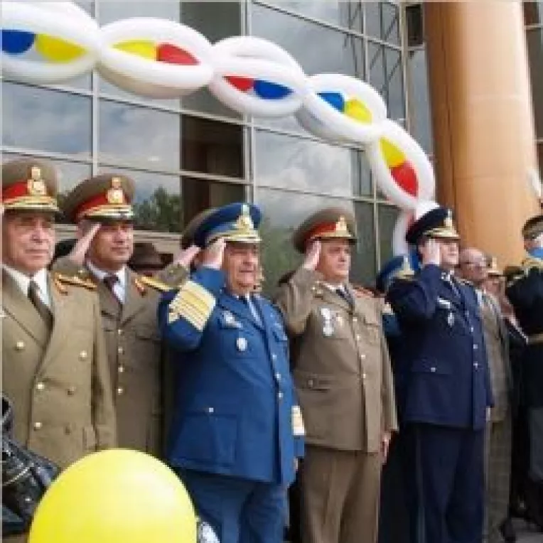 Ofiterii in rezerva vor sa le ia gradele candidatilor Iordanescu, Oprea si Muresan