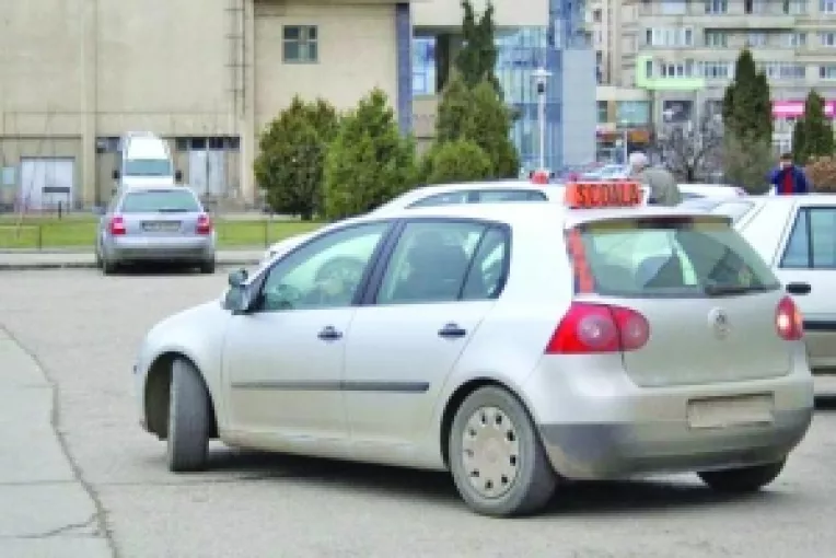 Pact intre ARR si instructorii auto