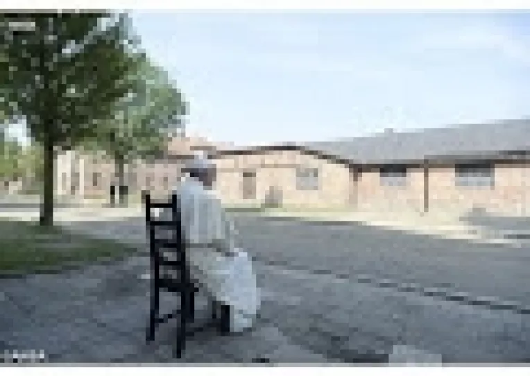 Papa Francisc a vizitat in tacere lagarul nazist de la Auschwitz-Birkenau: Cruzimea continua si azi